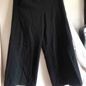  - Vida byxor ifrån Kappahl, sparsamt använda <3 väldigt luftiga och sköna