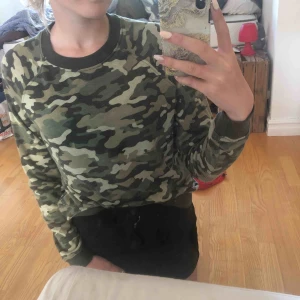  - Militär mönstrad tröja  Frakt tillkommer