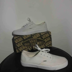  - All white Vans Endast Prövade, Väldigt bra skick. Storlek 39, Originalkartog medföljes 