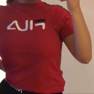  - En röd tröja från märket Fila. Använd förra året men är i bra skick. Kan mötas upp i Uppsala, köpare står för leverans (nypris: 450) 🖤