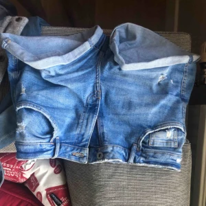  - Ljusblå jeans från zara i bra skick. De är rätt strechiga så de sitter bra. 