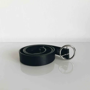  - Skärp i läderimitation från ASOS. Mycket sparsamt använt, fint skick!✨