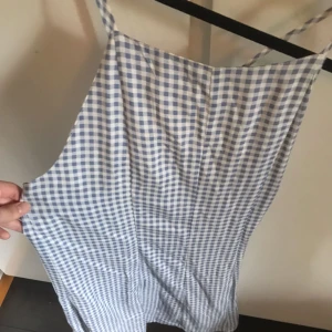  - Klänning med korsad rygg. Köparen står för frakt💕