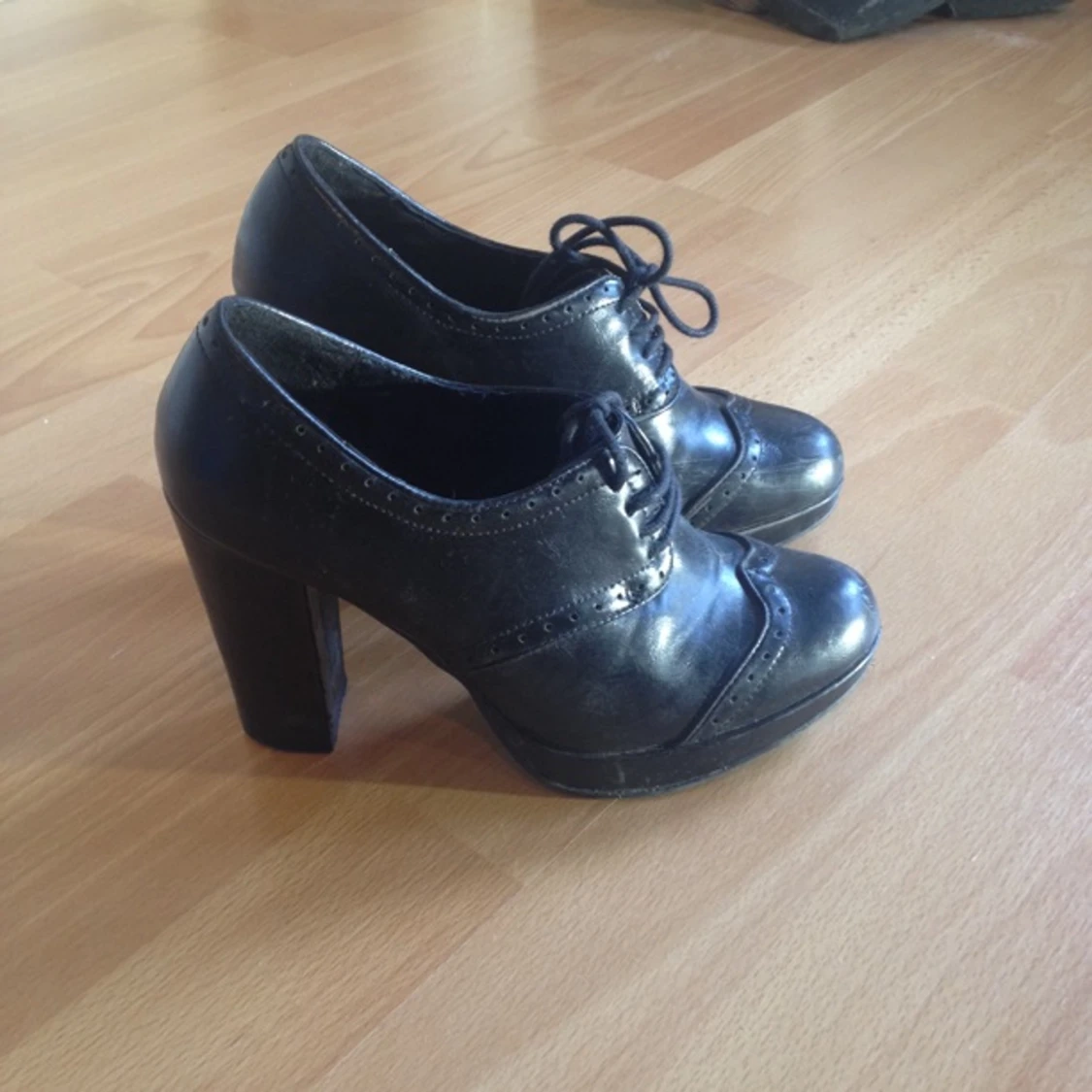 Svarta klackar från dinsko. Strl 36. Lite slitna på insidan, se bild 3