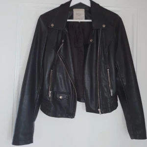  - Skinnjacka från Zara i superfint skick. Inga repor, fläckar mm. Silvriga detaljer och mjukt skinn. Frakt 56 kr betalning via swish