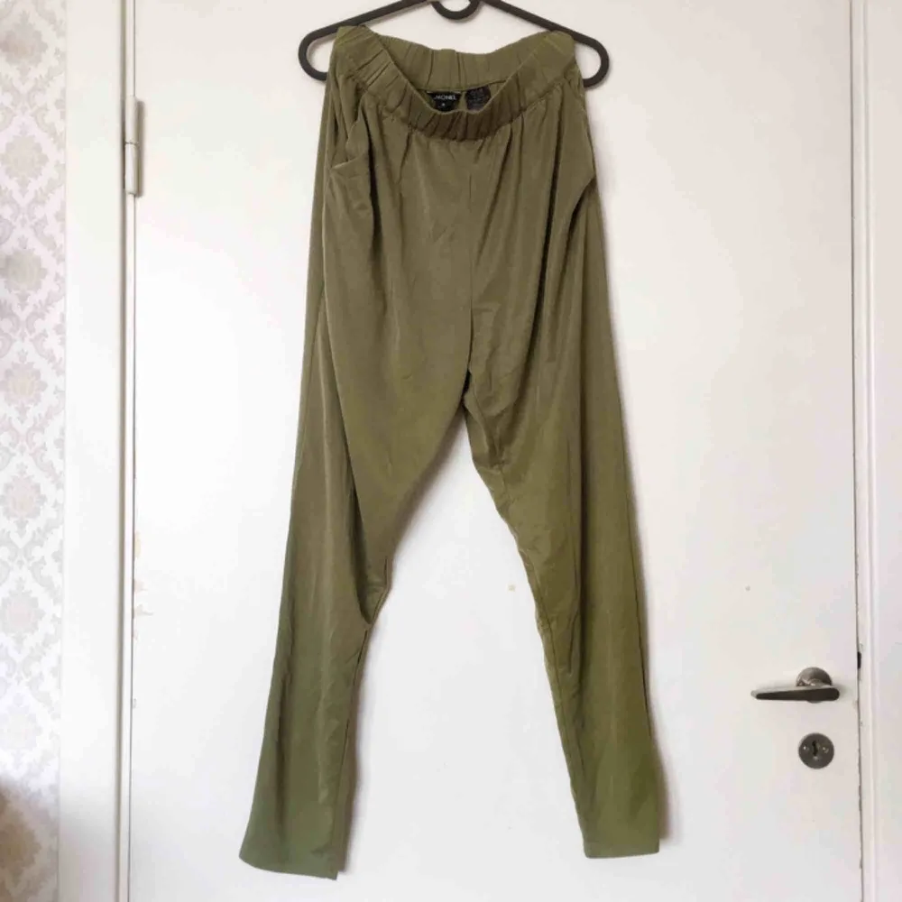 Supersköna militärgröna byxor från Monki, oanvända!. Jeans & Byxor.