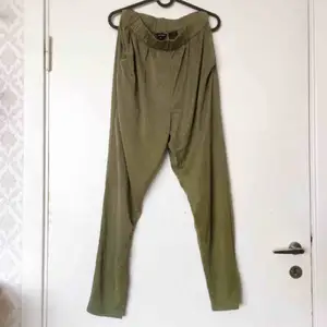 Supersköna militärgröna byxor från Monki, oanvända!