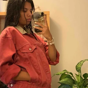  - Röd vintage Levi’s jeansjacka i väldigt bra skick. Frakten kostar 50kr :)