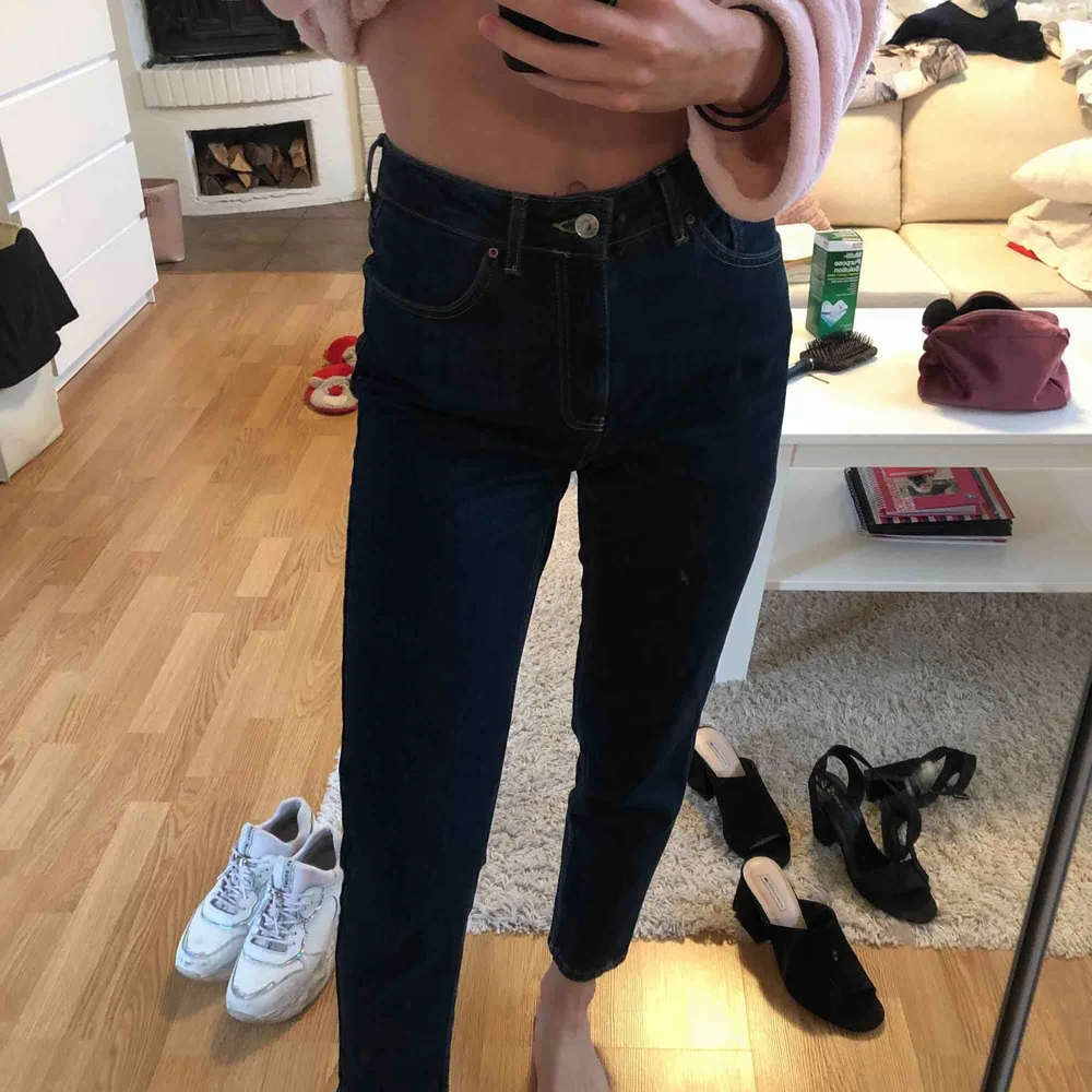 Snygga mom jeans men lite stora för mig! Från nelly nypris ca 500kr!. Jeans & Byxor.