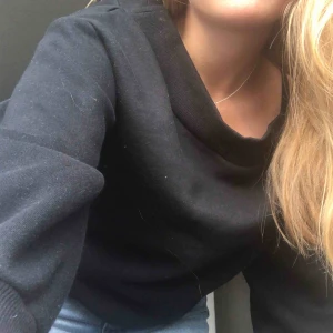  - Off shoulder lite tjockare tröja. Kan även dras upp över axlarna. Använd 2 gånger, så är fortfarande mjuk på insidan. Det ser ut som smuts på bilden men det är det icke, var något som kom framför linsen😬. Kan mötas upp i Stockholm😊