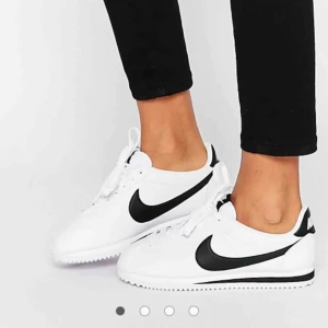  - Vita retro sneakers med svarta detaljer från Nike. Använda 1 gång, säljes då de är förstora för mig. 250kr, frakt ingår inte. Egna bilder kan fixas
