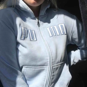  - En ljusblå tjocktröja från puma! Vintage men i mycket bra skick ändå! Frakt tillkommer på 59kr. Pris kan diskuteras vid snabb affär.🌸