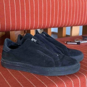 - Axel arigato CLEAN 90 ZIP SNEAKER  Slutsålda överallt  Använda men har mycket kvar att ge  Nypris var 175 euro