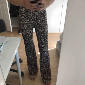  - Leopard byxor från bershka , frakt 64kr