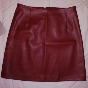  - Mörkröd kjol, använd 1 gång. Säljer pga använder inte :) 