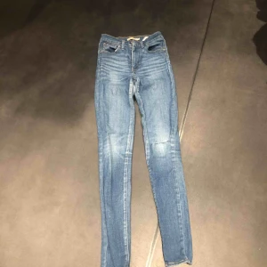  - Levis jeans med aaassnygg färg som tyvärr blivit lite för tighta för mig. På det högra knät så har jag gjort ett eget hål /)