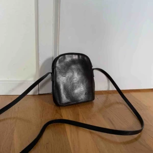  - Maxad Söt svart axelremsväska! Den har flera småfack på insidan också! Om ni undrar något är det bara att fråga! Frakten ligger på 50kr