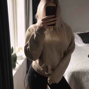  - Snygg beige oversize hoodie från PrettyLittleThing, världens skönaste!!😻 Säljes pga har en till beige hoodie, denna är använd max 5 gånger.  Kan skickas eller hämtas/mötas i karlstad med omnejd😄