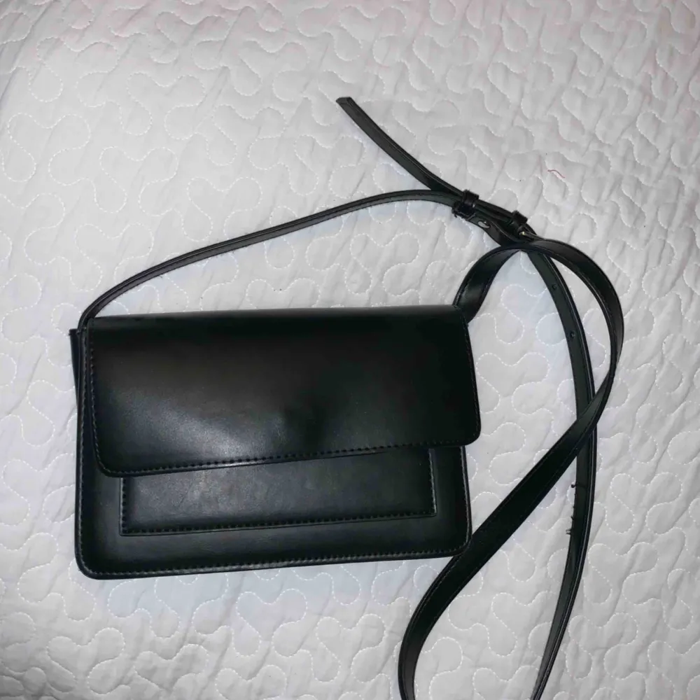 Jättefin svart läder väska från Åhléns med starkt och fint material. Knappt använd. Köparen står för leveransen💕. Väskor.