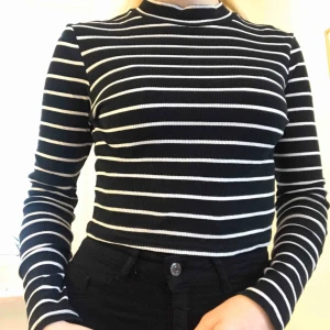  - Randig, kort tröja som passar till det mesta. Har använt den flitigt, men fortfarande i fint skick. 