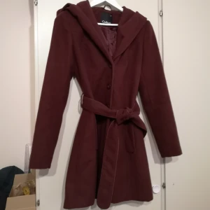  - Super fin vinröd kappa med stor luva! 