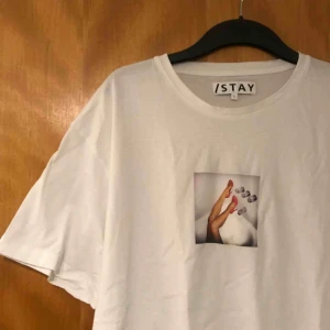  - T-shirt från Carlings egna märke STAY. Den är bara använd ett fåtal gånger så skicket är det absolut inget fel på. Själva modellen på tröjan är en aning oversized så man kan säga att den är mer som en XL. 60kr frakt!  (Köparen står för frakten)  