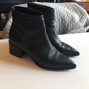  - Säljer mina kCobler boots från Scorette, inköpta i augusti för 1.400kr. Använda vid ett tillfälle och säljes pga används tyvärr inte. Möts gärna upp i stockholm annars står köparen för frakten på 95kr :) 