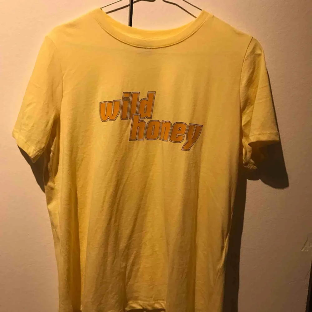 En gul t-shirt från Ginatricot i storlek S. Endast använd en gång. Pris kan diskuteras. T-shirts.