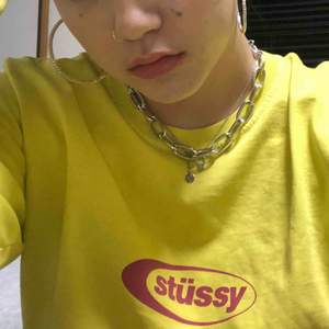 Stussy-tröja i oversizemodell, köpt i Tokyo i våras och är använd 2-3 gånger! 