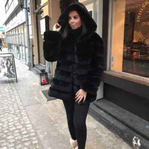  - Pälsjacka Använd 1 gång Nypris 1599kr Jätte mysig & varm  Skickas spårbart