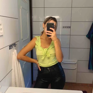  - Väldigt snygg och trendig topp i limegrön färg. Man kan knyta den framtill eller bara låta det hänga.  Frakt inräknat i priset!✨✨