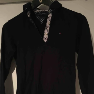  - Pike tröja från Tommy hilfiger, nyskick och liten M.