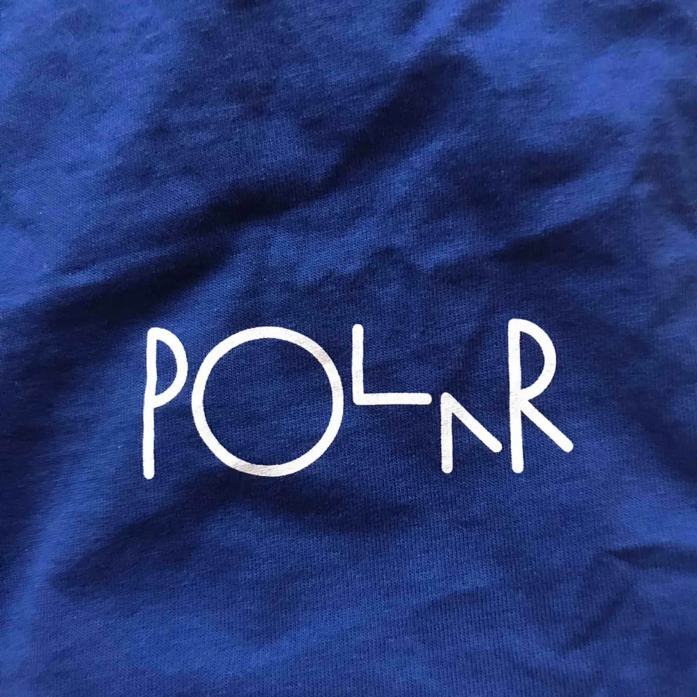 Mörkblå t-shirt från Polar med ett litet tryck fram. Kan mötas upp i Norrköping/Katrineholm eller frakta för 20kr.. T-shirts.