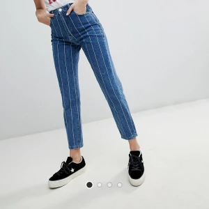  - Byxor med hög midja i nyskick, oanvända med lapparna kvar