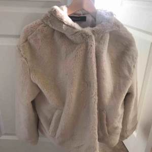  - Väldigt skön fluffig jacka som har använd bara två gånger köpte för 600kr säljer den för 250kr 