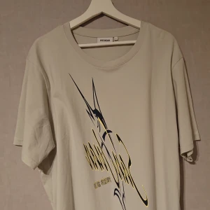  - Säljer denna såsåså snygga T-shirt från Weekday då den inte används tyvärr ): Köptes för 399 Kr inne på Weekday och då den inte blivit använd så är den i Ny skick! PS. Passar som en L också i storlek (: