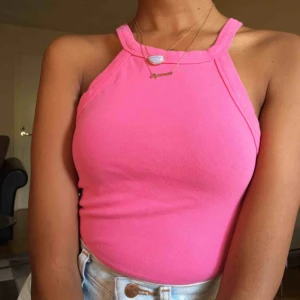 - Jättesöt topp! Den är cropped och funkar fint till högmidjade plagg 💕💕💕