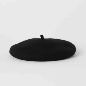  - Svart basker i ullmix, endast använd en gång 