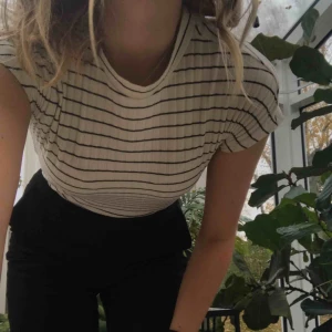  - Randig, ribbad söt top från Monki. Hög i halsen och cropad i modellen. Möts upp i Malmö, annars står köpare för frakt💫