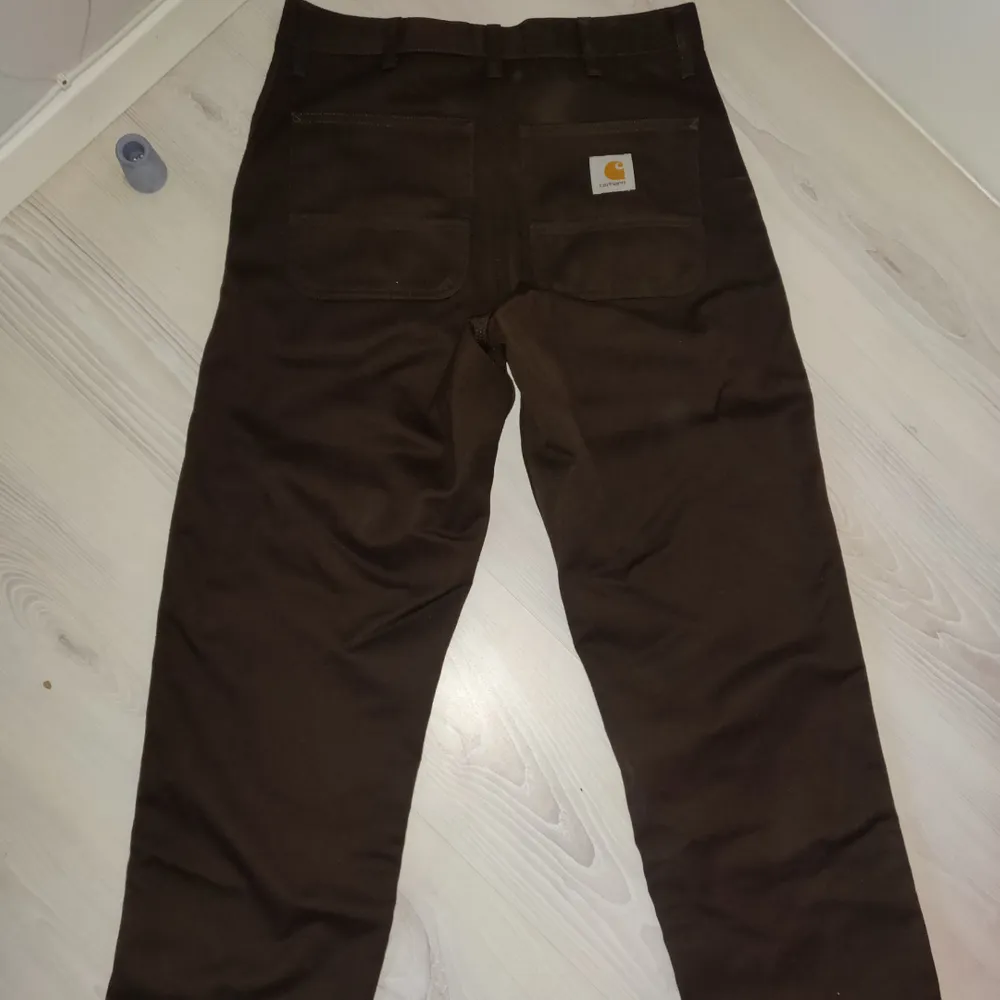 Carharrt chinos 29x32 sällan används   Mötas upp i Norrköping eller köparen står för frakten . Jeans & Byxor.