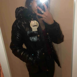  - En svart lackad/glansig jacka ifrån Wolff-wear. Prislapparna är på, oanvänd och helt ny! Säljs pga att den inte var min klädstil. Svincool jacka, men passar inte mig😊 Köparen står för frakt & kan mötas. 