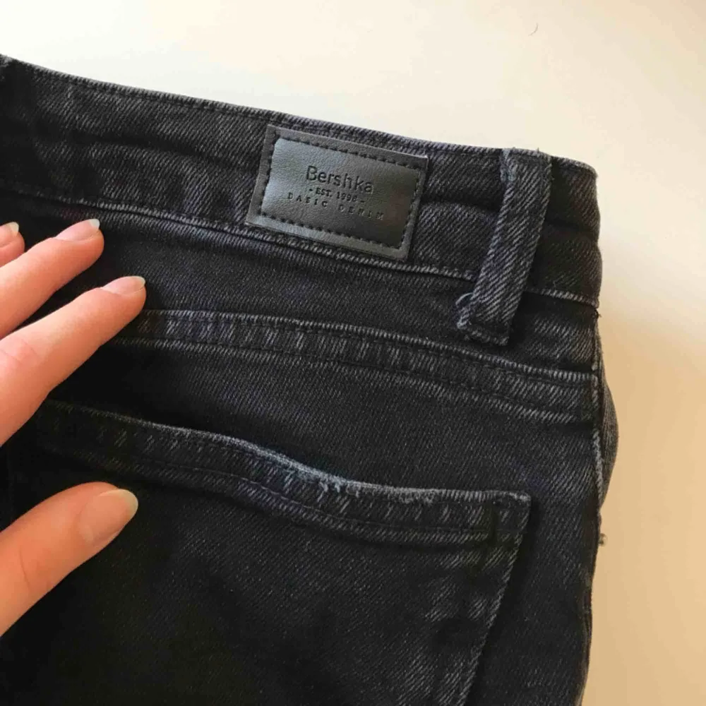 Superfina mom jeans från Bershka! Säljer dem då de inte passar mig längre, annars är de i bra skick! 🥰 . Jeans & Byxor.