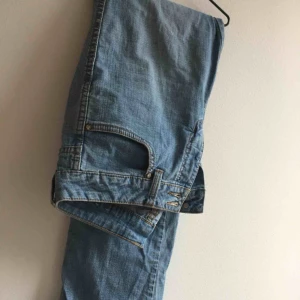  - Coola jeans från flash i snygg urtvättad jeans färg. Köpare står för frakt. Annars möts vi på söder💕