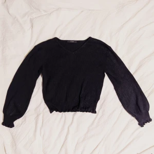  - Jättefin tjocktröja. Ribbad med små volanger vid armslut och midjan.  