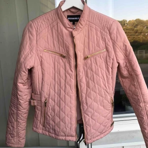  - Säljer min jacka från rock and blue. Rosa, fin jacka med gulddetaljer, använd fåtal gånger, i bra skick. Storlek 38. Nypris 1500:- 