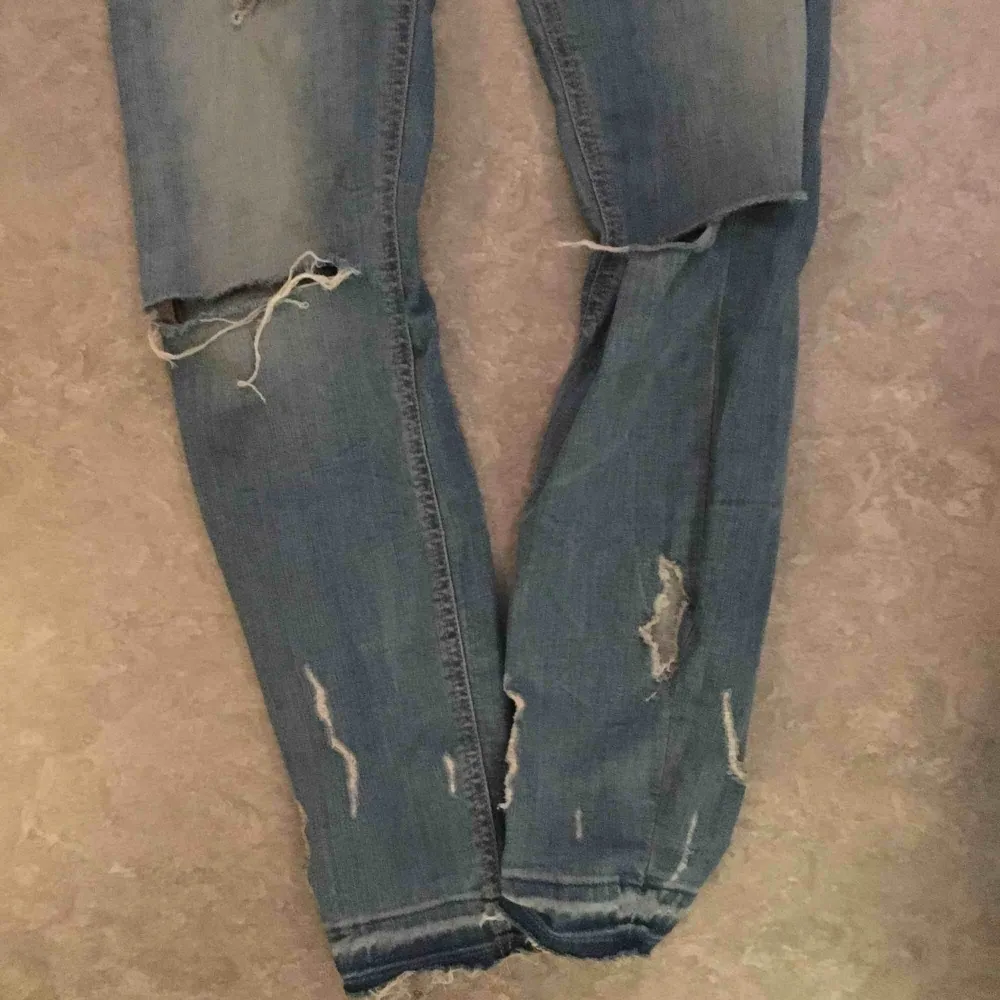 Höga jeans med hål från zara. De är stretchiga i tyget och väldigt sköna att ha på sig. . Jeans & Byxor.