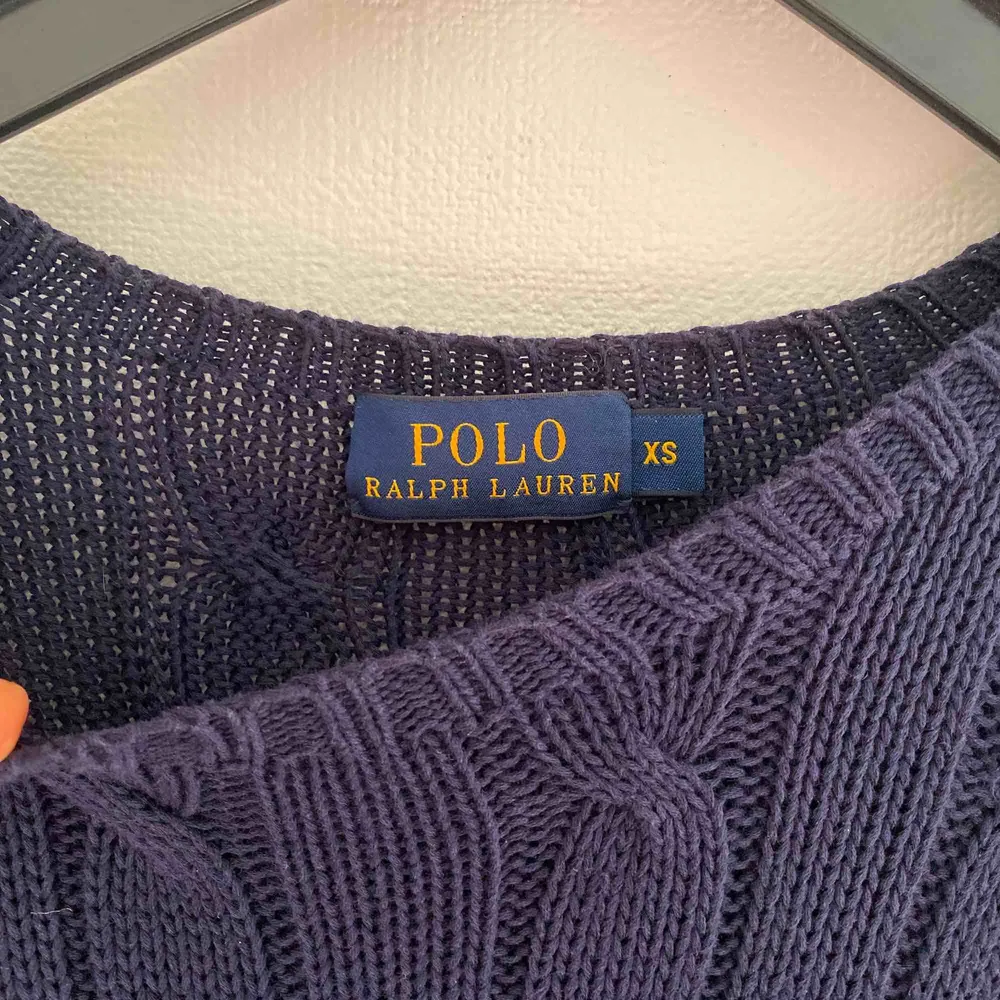 Mörkblå stickad Ralf Lauren tröja, säljer då den inte längre är min stil och därmed inte längre kommer till användning. 300kr och frakten ingår i priset!. Stickat.