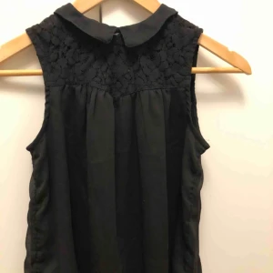 Svart blus - Jätte fin svart blus med krage och spets, små knappar i början av ryggen högst upp.  Bra skick och inte använt ofta, passar på mig som är XS-S. 