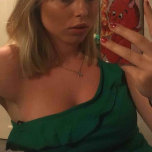  - Superfint grönt linne med en axel och volang! Passar till en utekväll, middag eller fika med kompisar :) säljer på grund av att den är lite för liten, men sååå fin annars! 