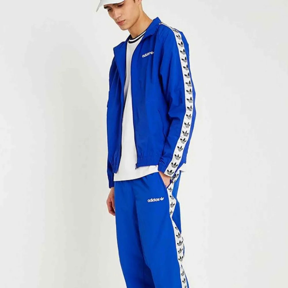 Jättefin windbreaker från Urban Outfitters där den är slutsåld(adidas originals).  Inte använd mer än ett fåtal gånger. . Jackor.